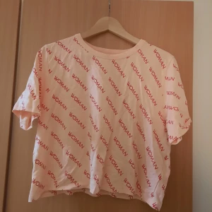 Junkyard cropped T-shirt i L - Cropped T-shirt från Junkyard i strl L. Ljustosa tröja med mörkare rosa text. Köpt begagnad men jag har själv aldrig använt.Kan mötas upp eller skicka, jag står INTE för frakten