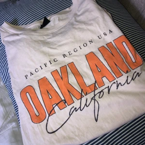 T-shirt  - Beige t-shirt från Gina tricot, storlek XS🧡 nästan oanvänd, finns dock några småfläckar (bild 2)🧡 frakten står köparen för🧡