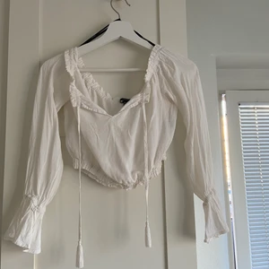 Vit, kort off shoulder topp  - Fin topp från Forever 21, använd men i fint skick 