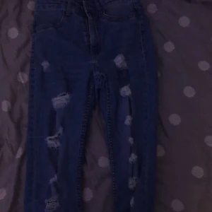 Jeans med hål  - Har ett par Jeans om vill bli av med använder inte lägre och är i bra skick, pris kan sänkas 