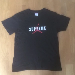 SUPREME T-SHIRT STORLEK S - SUPREME T-SHIRT STORLEK S BRA SKICK KOMMER IFRÅN DJUR OCH RÖKFRITT HEM