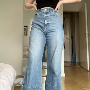 🦋 riktigt sköna, vida jeans i modellen slack från weekday! väl använda, men i riktigt bra skick! jag är 1,75 m och har oftast 27/28 i jeans och dessa passar mig bra! kanske töjts något i midjan. perfekt att ha ett snöre som bälte! 80 kr (+63kr frakt)  🦋