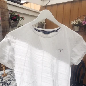 Gant T-shirt  - Säljer denna simpla gant T-shirt som är sparsamt använd, storleken är i XL barnstorlek som motsvarar s/m i vanliga storlekar. 