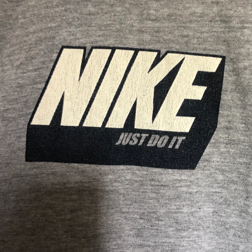 Fin Nike t-shirt köpt på secondhand, köparen står för frakt . T-shirts.