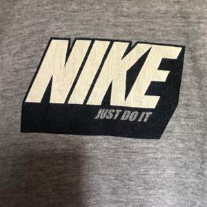 Fin Nike t-shirt köpt på secondhand, köparen står för frakt 