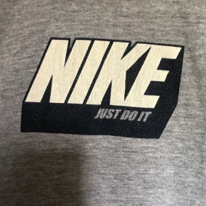 Nike tshirt - Fin Nike t-shirt köpt på secondhand, köparen står för frakt 