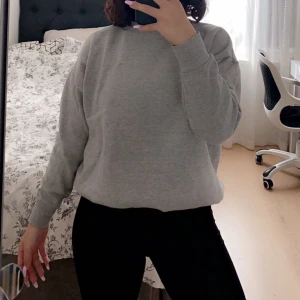 Basic grå sweatshirt  - praktisk grå sweatshirt, funkar t allt. Från maternity kollektion, Knappt använd. Jag är en S, 160 cm. 