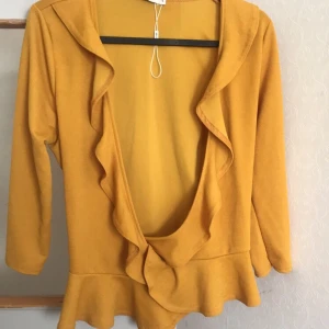 Nelly topp - En somrig gul blus/topp från Nelly denna säljer jag för 149kr och köparen står för frakt!!💓