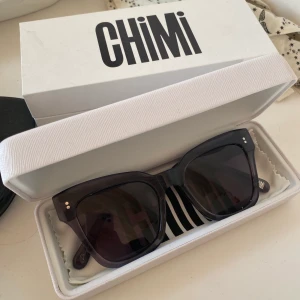 Solglasögon  - Säljer mina chimis då dem ej kommer till användning, strl 005 i färgen GINGER, skick 10/10, pris kan diskuteras 