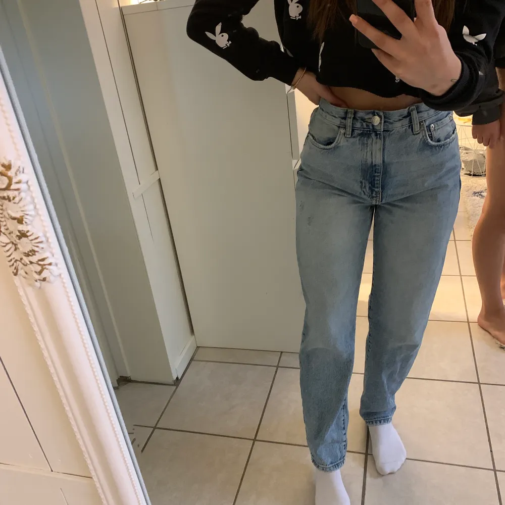 Mom jeans ifrån GINA TRICOT, använda 3 gånger. De är storlek 36 💗 köparn står för frakt 📦 . Jeans & Byxor.