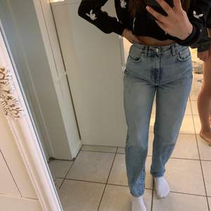 Mom jeans ifrån GINA TRICOT, använda 3 gånger. De är storlek 36 💗 köparn står för frakt 📦 