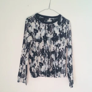  - Långärmad blus från monki. Storlek XS men passar även en S.