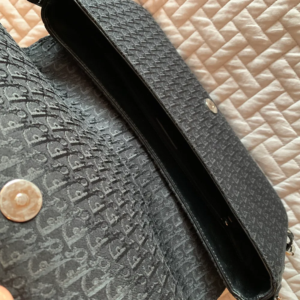 Christian Dior väska vintage, självklart äkta, köpt på Vestiaire Collective som verifierar äkthet.  Perfekt väska. Lite större än de trendiga väskorna från 90 talet, och du får därför plats med lite mer än ett läppstift och telefon!   Mått: 30x15x9 cm . Väskor.
