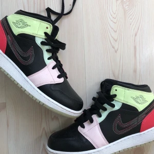 Nike air Jordan 1 pastellfärger  - !!BUDGIVNING AVSLUTAS MÅNDAG 18.00!!På dessa grymt coola och snygga jordan 1 mid i med härliga pastellfärger! Använda, men väldigt sparsamt så säljer bara vid bra bud från 500, buda i kommentarerna)🥰Storlek 38,5. Köparen står för frakt🥰
