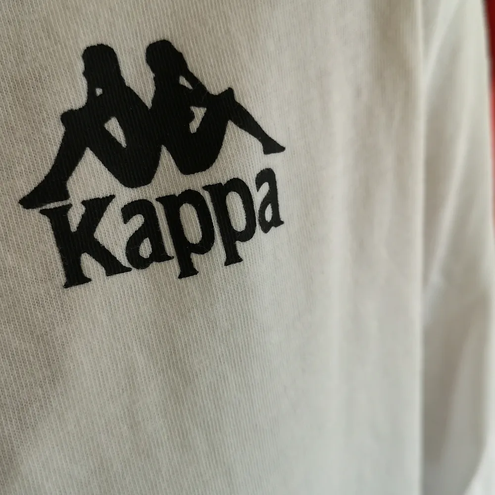 Vit tröja ifrån Kappa i unisex modell. Jätteskönt tröja. . Tröjor & Koftor.