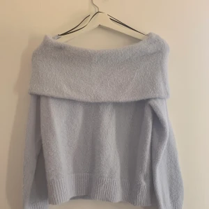 Blå stickad tjocktröja  - Blå stickad of soulder tröja från hm storlek s