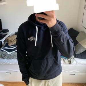 Lexington Hoodie - Mörkblå färg, några år gammal. Fint skick.