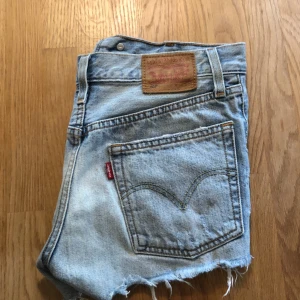 Ljusa jeans shorts  -  vanliga ljusa slitna  Lévis shorts 