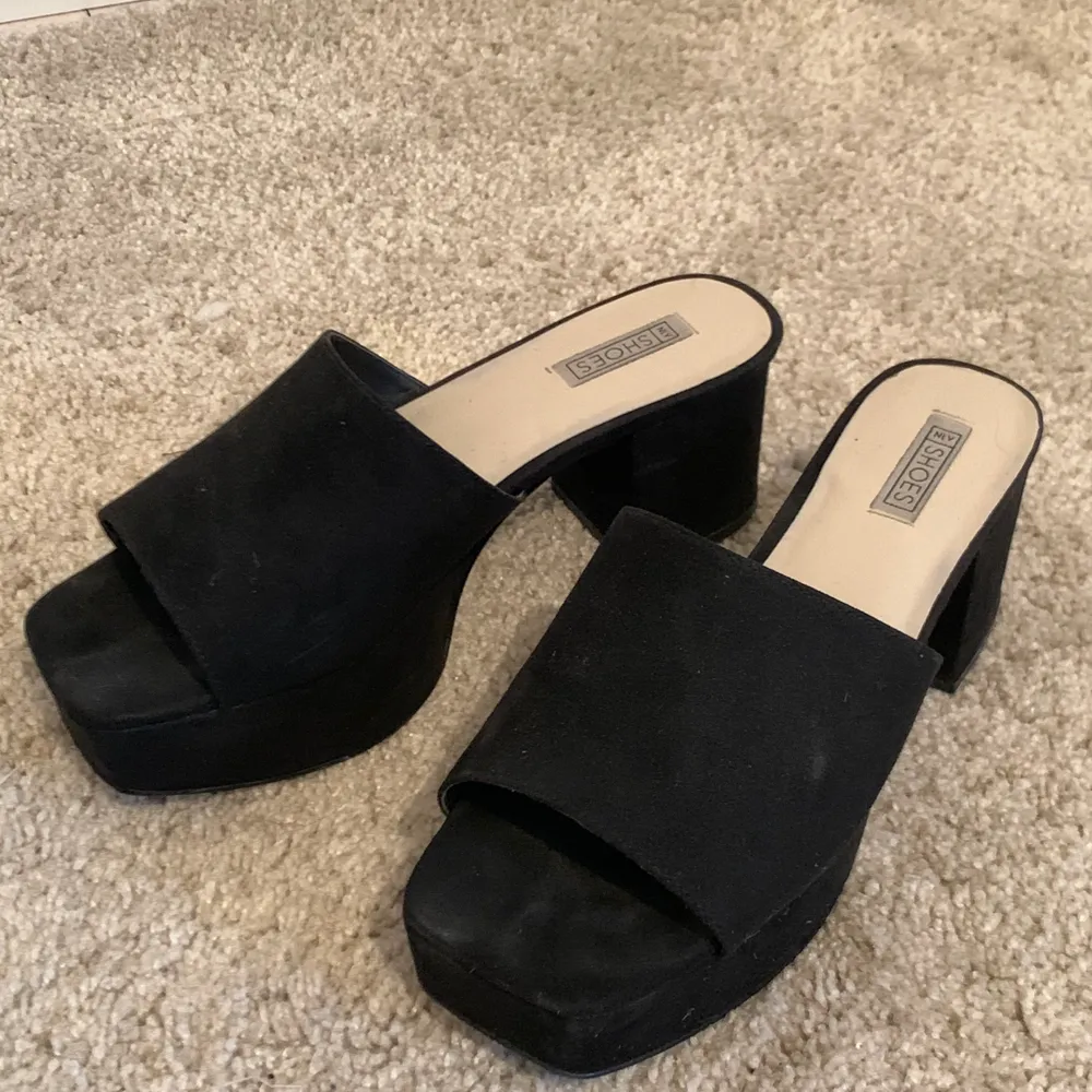 Black chunky heels from NLY. I have worn only for one time, the shoes are slightly too small for me. Condition is as new.. Skor.