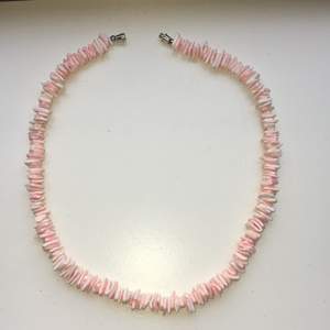 Jättefint rosa stenhalsband i mycket bra skick. Man skruvar på sig halsbandet som man kan se på andra bilden. Möts upp i uppsala eller fraktas( frakten ingår ej). Vill fler ha får ni buda💕