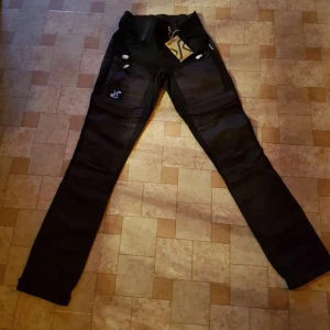 Fritidsbyxor GPX PRO zip-off byxa  - RevolutionRace byxor från Fritidsfabriken, man kan ta av byxbenen och göra om dom till shorts. FRITIDSBYXOR GPX PRO ZIP-OFF PANTS, DAM JETBLACK. Helt nya och aldrig använda! Lapparna och plast sitter kvar, nypris 949kr. Mitt pris 500kr inkl frakt! 🌲