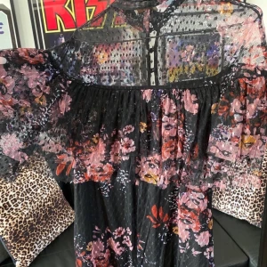 By TiMo klänning! Super fin ! - Super fin ny Timo klänning. Använd bara 2 gånger. Som Ny! Ny pris 3400 sek 