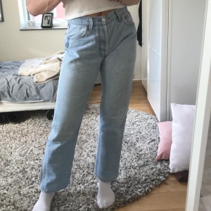 Ljusa Levi’s 501 - Superfina ljusblå Levi’s jeans i modellen 501, storlek 25/30. Säljer då jag tycker de är lite för korta för mig som är 164. Frakt tillkommer och pris kan absolut diskuteras :))