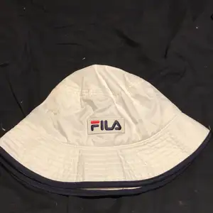 En nästan helt oanvänd bucket hat från fila. Den är i superbra skick, dock har jag klippt av de snören som satt på sidorna av hatten, men det är knappt spår kvar. Nypris: 400kr