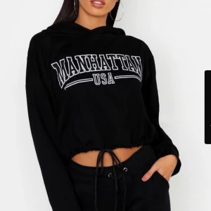 Croppad hoodie  - En croppad hoodie från boohoo som är helt slutsåld på hemsidan!! Den går att dra åt med snören och storleken är därav justerbar beroende på hur man vill ha den. Den är knappt använd och är därav i fint skick. 