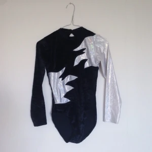  - 💣 Body/gymnastikdräkt i sammet med glittriga detaljer. Barnstorlek men uppskattar till en XS/S. Sitter bra på mig som är 178 cm och har storlek S. Jättefint skick. Frakt tillkommer eller så kan jag mötas upp i Stockholm! 🆒