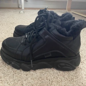 Svarta buffalos - Säljer nu mina superfina buffalos då dom var för små när jag köpte dom, där efter endas använda 1-2 gånger, nyskick, om många är intresserade blir det bud. Nypris över 2000, Kram💕 (frakt 63)