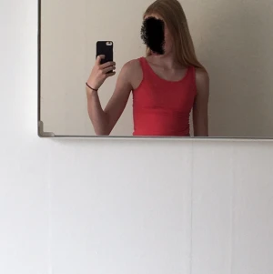 Mörk persikofärgat linne 🧡 - Linne köpt från H&M och väl använt, bra skick ändå. Säljer pga att jag aldrig använder det längre 🧡 Kommer ej ihåg vad det kostat från början. Frakt tillkommer 🧡 I barnstorlek. 