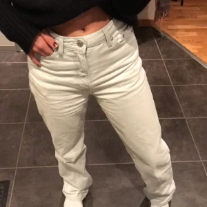 Rowe jeans raka weekday - Ett par raka jeans från weekday i modellen rowe. Färgen är väldigt ljus blå. Fint skick. 