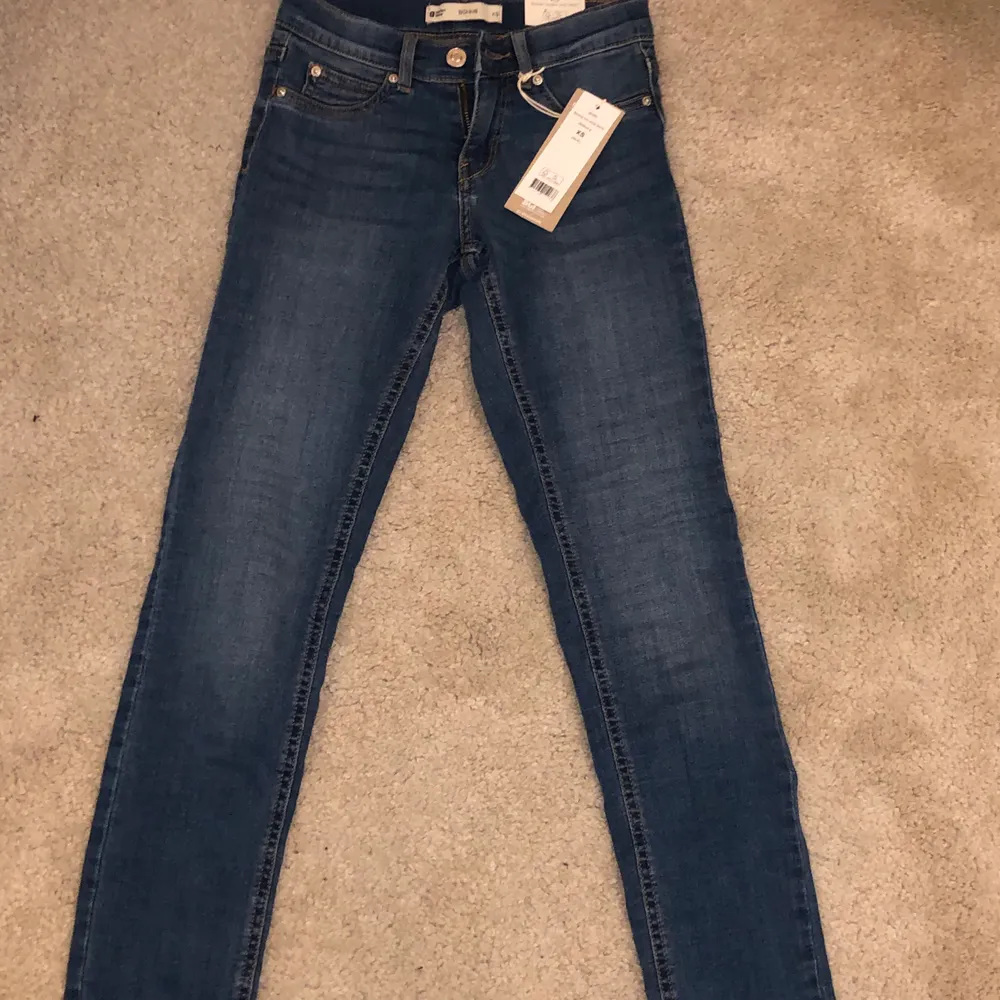 Säljer mina low waist jeans som aldrig är använda där lappen även sitter klar säljer p.ga att de är lite för korta då jag är 169 och även lite tajta, jätte sköna och även stretchiga, köpta för 299kr och är strl XS funkar även som S. Jeans & Byxor.