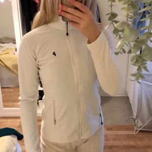 Snygg kofta - Säljer Denhär koftan jag oftast använd till träning eller om det är lite kallt ute! Sitter perfekt men inget jag använder.