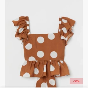 Söt sommar blus - En super söt blus köpt på h&m för 299kr, säljer då den inte kommer till användning längre💕 skriv för bilder osv