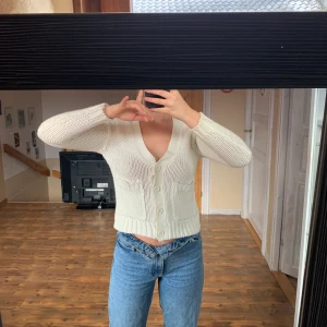 Stickad kofta - 80kr  - Säljer denna stickade kofta ifrån ASOS i 34, superskönt material men används knappt, 80kr + frakt🤠