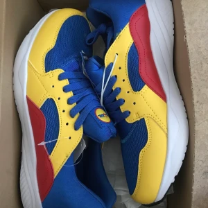 Lidl sneakers - Lidl sneakers 👟, limited edition, slutsålda över hela Sverige, finns endast i storlek 37, 40, 42. Kvittor finns. Gratis frakt. Bud från 500kr