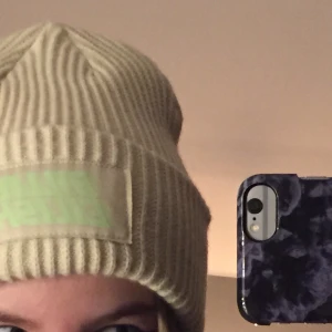 Billie eilish mössa🤟🏻 - Fin och varm mössa. Den är beige och har en grön text på framsidan där de står billie eilish💕 den är väldigt skön❤️
