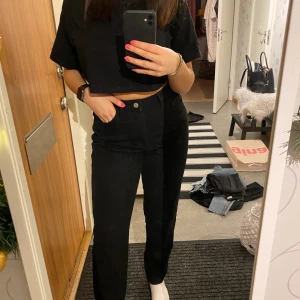 Mom jeans - Ett par raka jeans från Missguided. Aldrig använda pga för småa, väldigt sköna och superfina!💕 Nypris 399kr