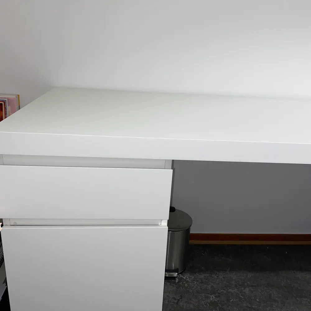 Säljer detta rymliga skrivbord som är perfekt till mycket kontorsarbete hemma eller att plugga. Säljer pågrund av att det tar för mycket plats i mitt rum :(  ordinariepris: 1195kr mått: 140x65 cm. Skönhet.