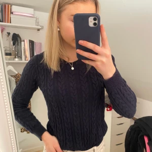 HM mörkblå tröja strl XS - Stilren stickad mörkblå tröja från HM. Använd fåtal ggr.