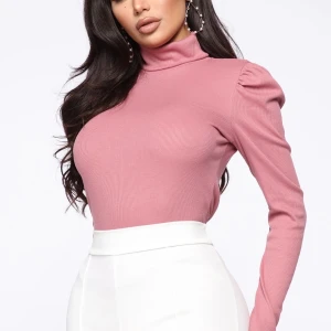 Rosa polotröja från FashionNova, storlek XS - Storlek XS.