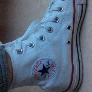 Converse  - Skitsnygga vita converse. Jättabekväma och trendiga. Har bara använt de tre gånger. Säljer de då jag köpte ett annat par converse. Finns lite fläckar men de syns inte så mycket. Skorkartong ingår. Köptes för 700kr säljer för 200kr.