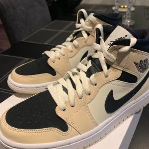 Jordans - Säljer mina jordans i strl 38,5, de är knappt andvända men lite skitiga vid tårna (se bild 2) de är köpta för 1299kr och är självklart äkta. Har även kvar skokartongen som jag köpte det i. Säljer pga de kommer tyvärr inte till andvändning hät hos mig! Buda i chatten🖤