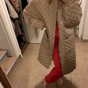 Quilted jacka beige - Jättefin quiltad jacka i storlek large, är själv en small så fint oversized på mig! Inga defekter, skön att bära!