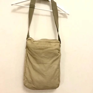 Beige väska, Granit  - Axelremsväska från Granit i beige! Ytterfack och innerfack, reglerbar rem. Praktisk väska i väldigt fint skick utöver ett pyttelitet hål i botten som lätt går att fixa eller helt enkelt strunta i då det knappt syns.   Kan mötas i Stockholm eller skicka mot fraktkostnad! ✨🌸✨