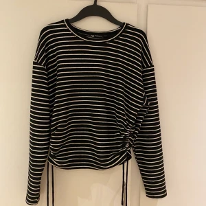 Tröja - Säljer en tröja från zara. Typ stickad men ändå inte. Väldigt fint skick. Frakt tillkommer!!!!! KÖPT ÄR KÖPT, INGEN ÅNGERRÄTT!!!!!!