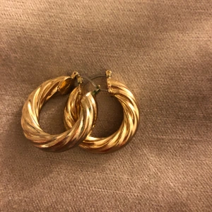 örhängen<33 - köpta second hand men i bra skick!! Guldiga<33