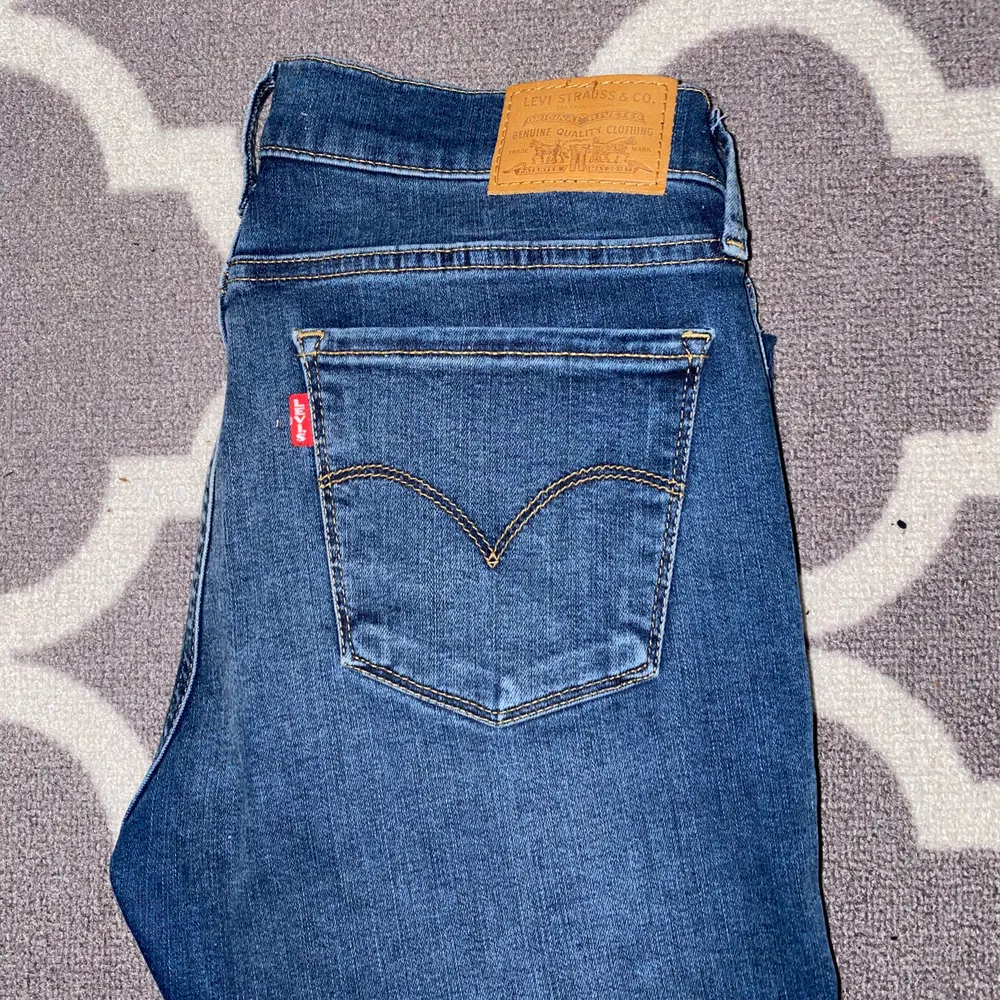 Ett par lågmidjade jeans från Levis i storlek W29 L30. De är i modellen ”710 super skinny” och köptes för 1199 på carlings. Har bara testat de då jag kom på att jag inte gillar lågmidjade jeans 😆 så de är i väldigt bra skick!. Jeans & Byxor.
